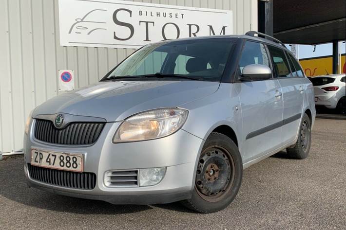 Grå Skoda Fabia fra 2008