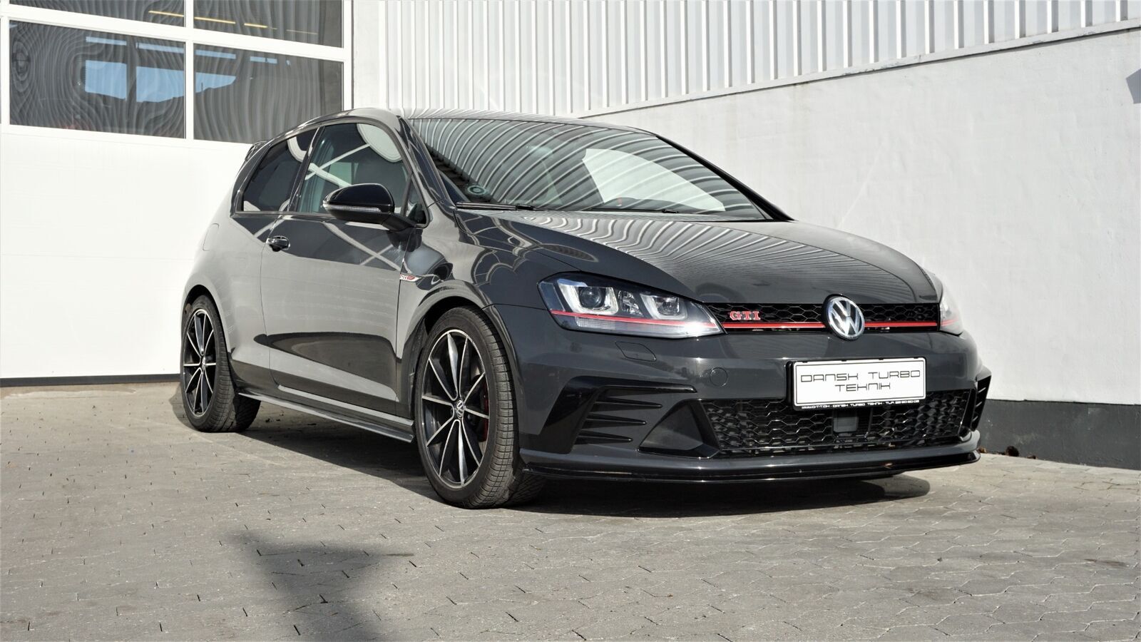 Grå VW Golf VII fra 2017
