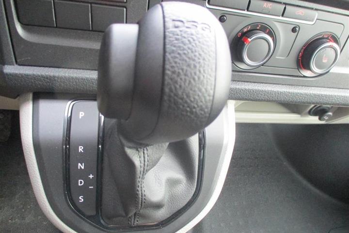 Hvid VW Transporter fra 2021
