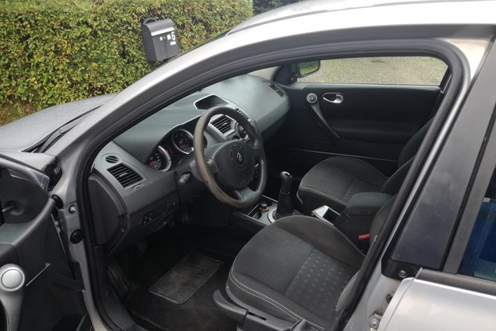 Grå Renault Megane II fra 2006