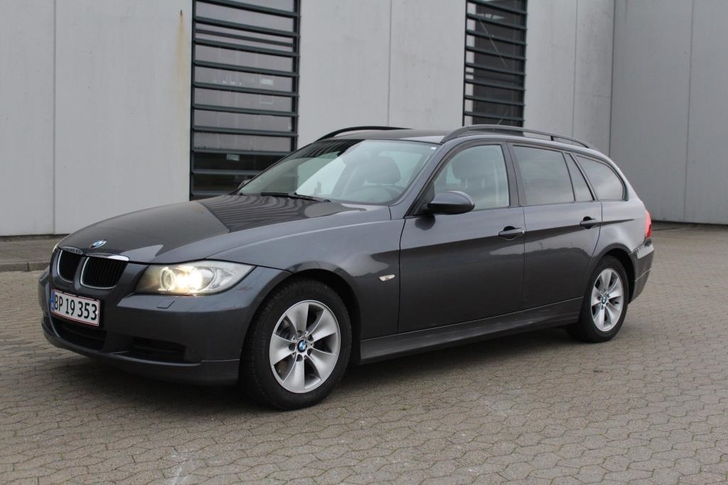 Grå BMW 320 fra 2008