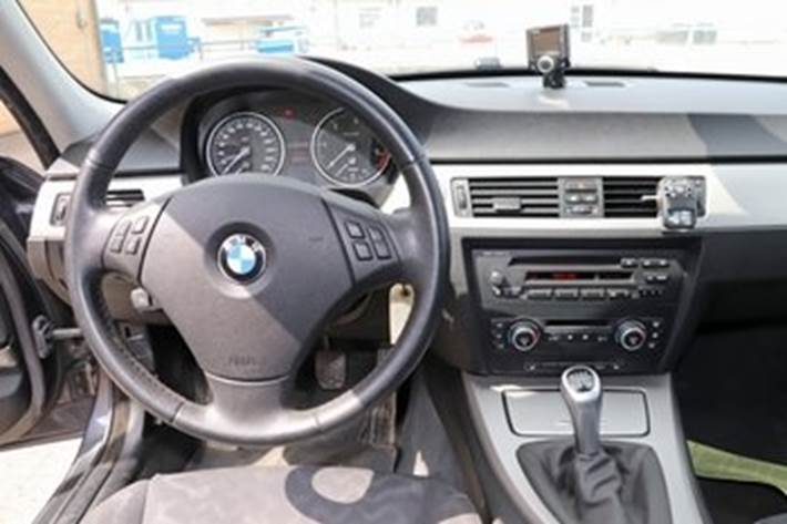 Grå BMW 320 fra 2008