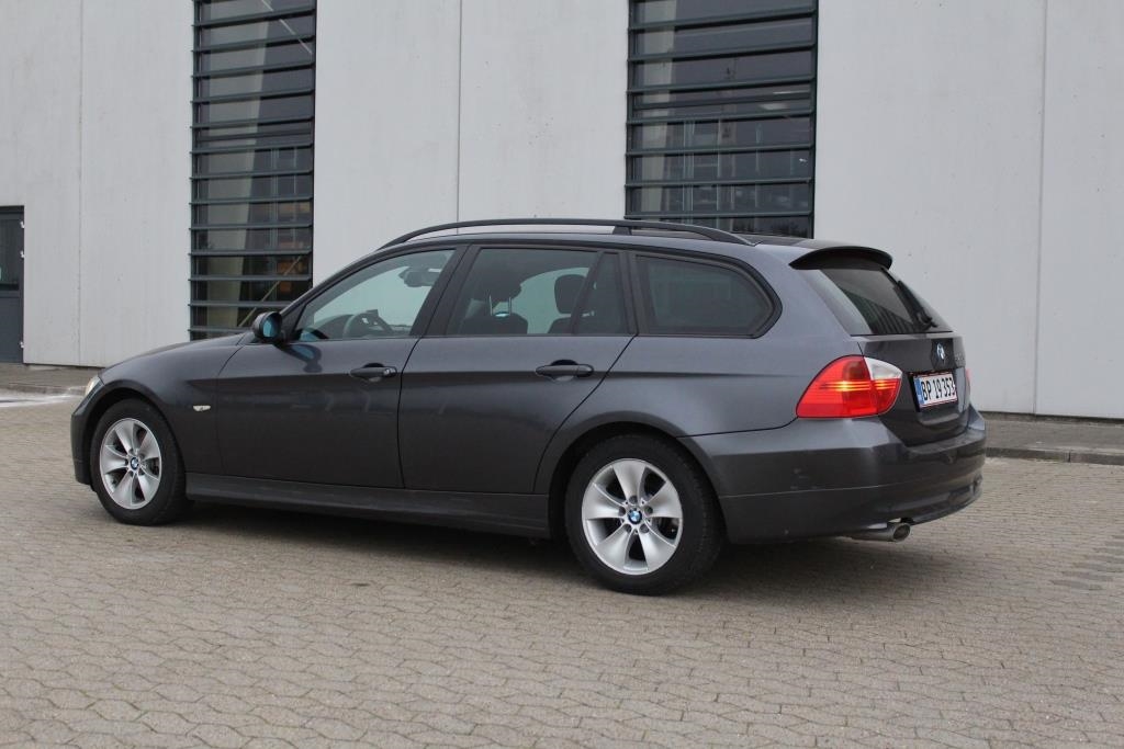 Grå BMW 320 fra 2008