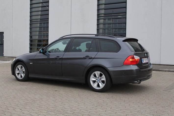 Grå BMW 320 fra 2008