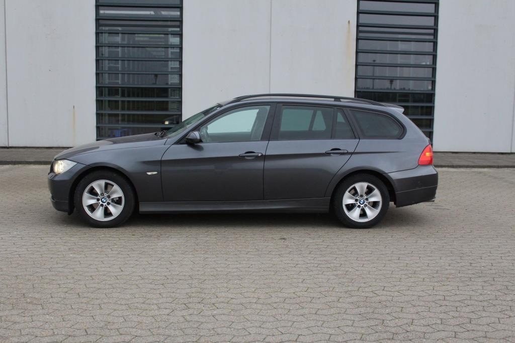 Grå BMW 320 fra 2008