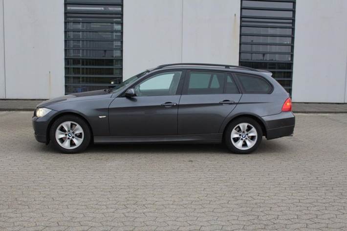 Grå BMW 320 fra 2008