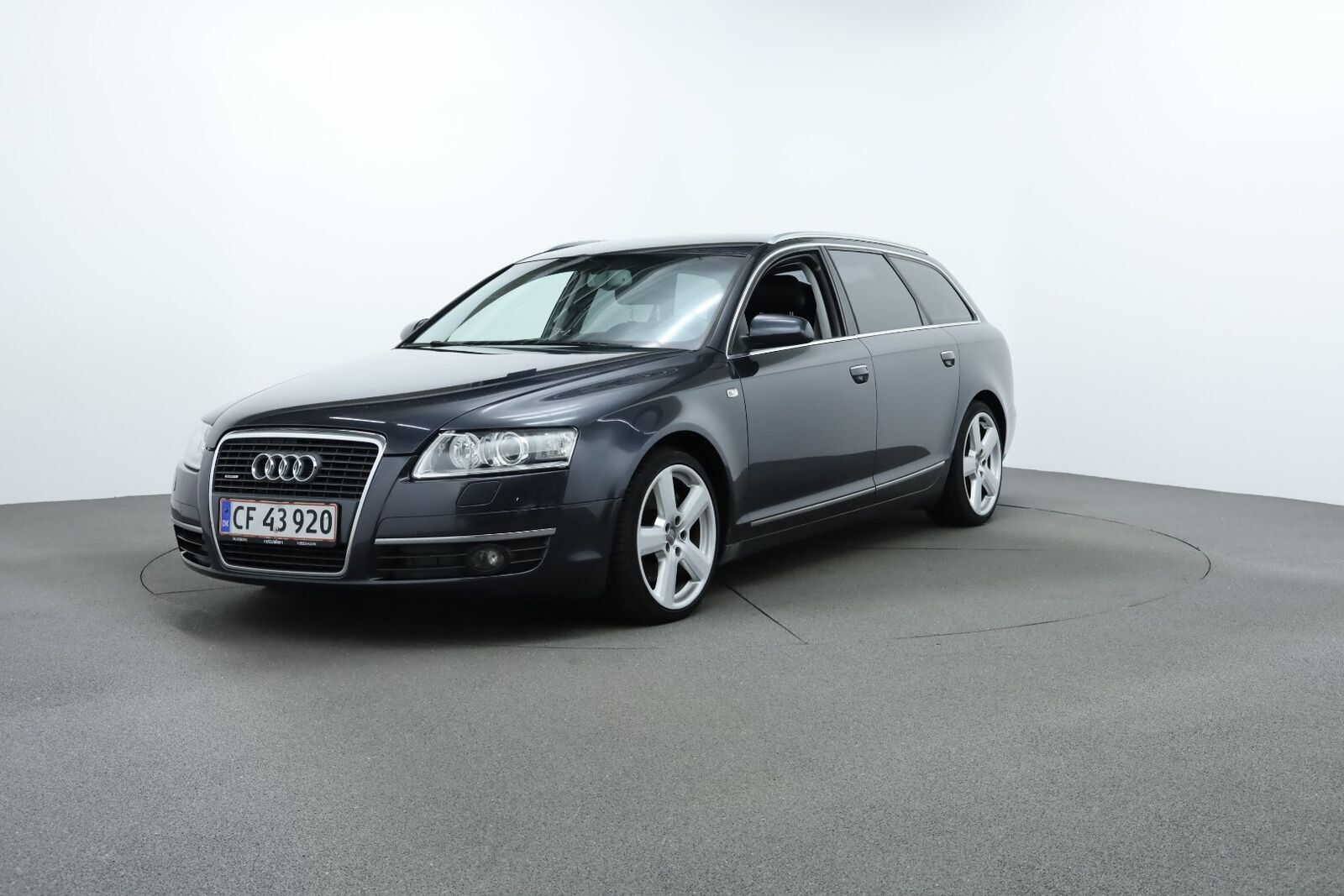 Blå Audi A6 fra 2005