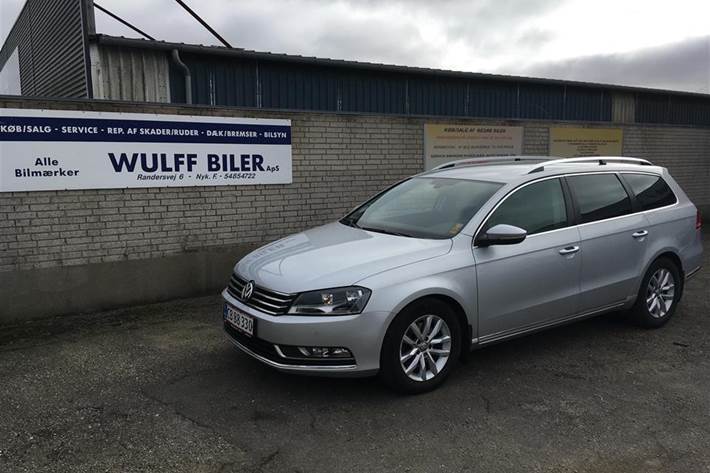 Grå VW Passat fra 2012