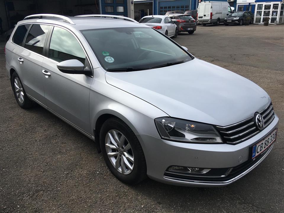 Grå VW Passat fra 2012