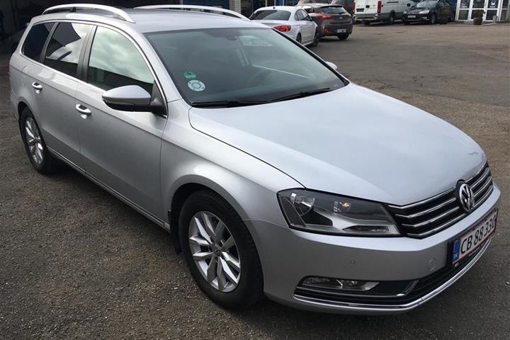 Grå VW Passat fra 2012