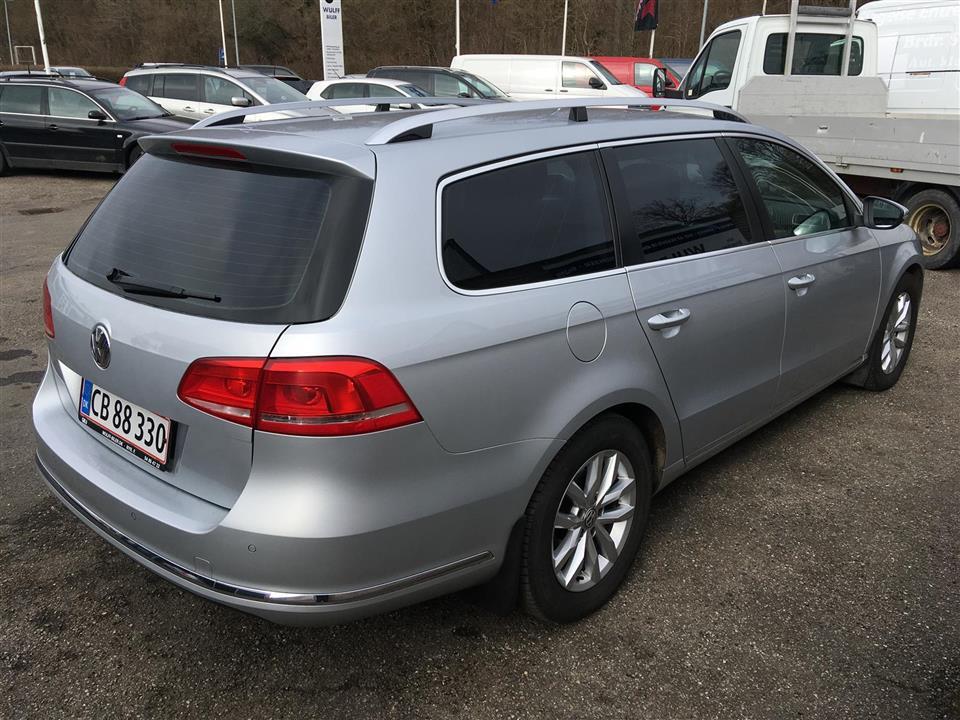 Grå VW Passat fra 2012