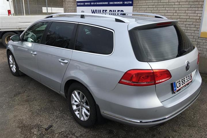 Grå VW Passat fra 2012