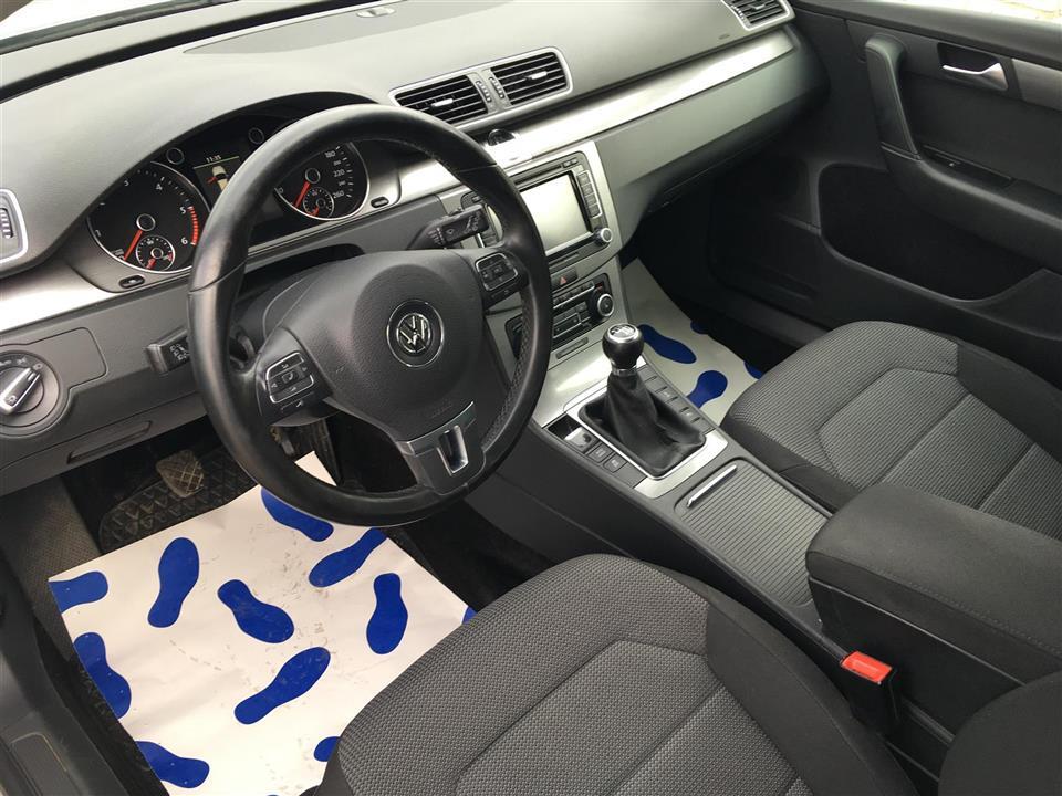 Grå VW Passat fra 2012