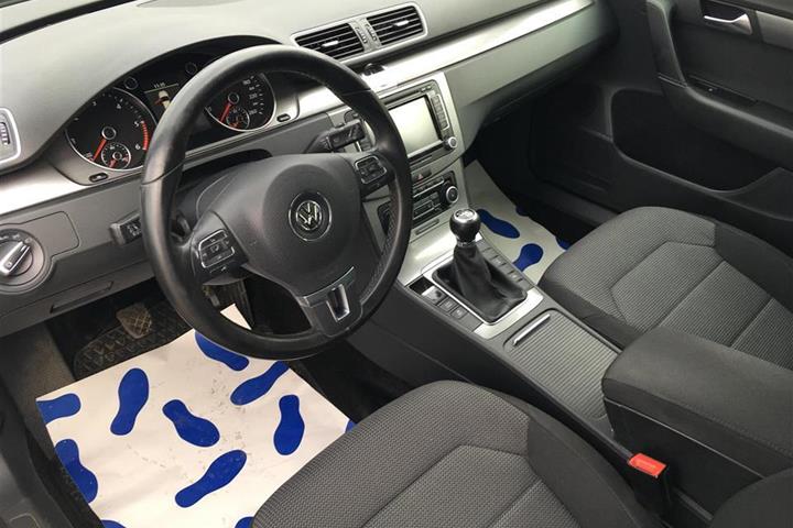Grå VW Passat fra 2012