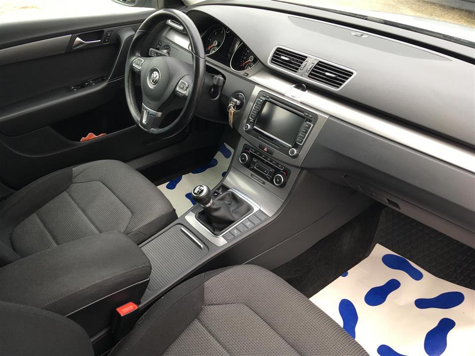 Grå VW Passat fra 2012