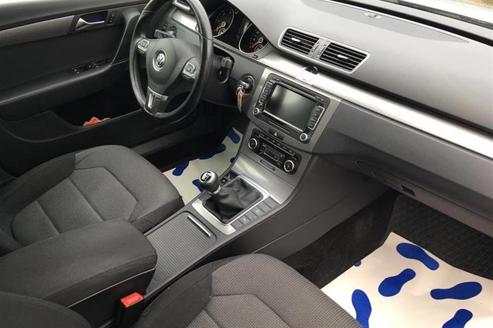 Grå VW Passat fra 2012