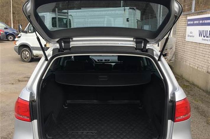 Grå VW Passat fra 2012