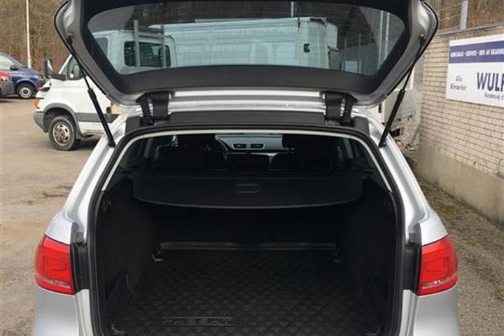 Grå VW Passat fra 2012