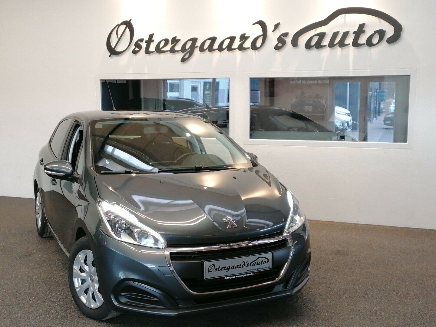 Grå Peugeot 208 fra 2017