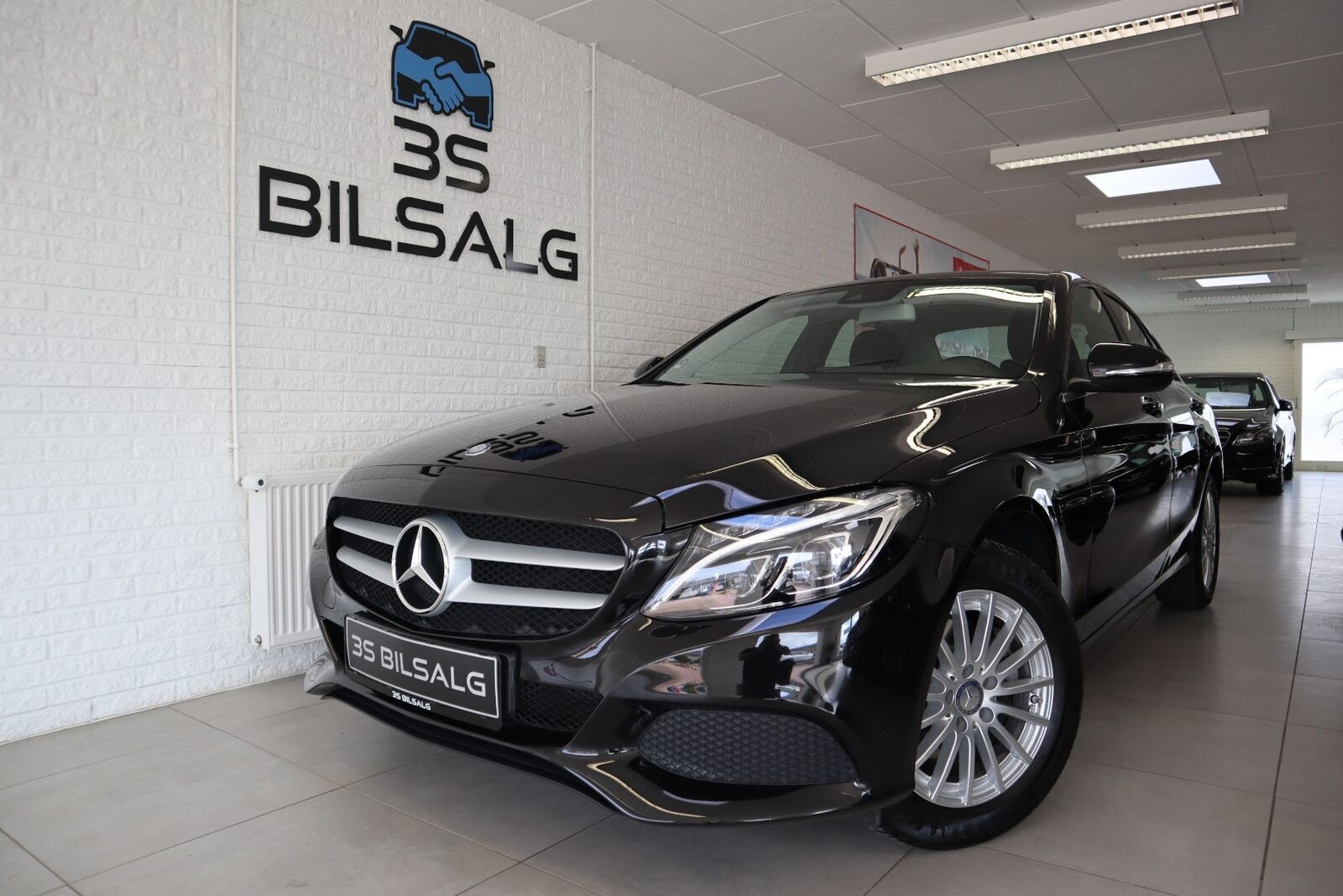 Grå Mercedes C200 fra 2014