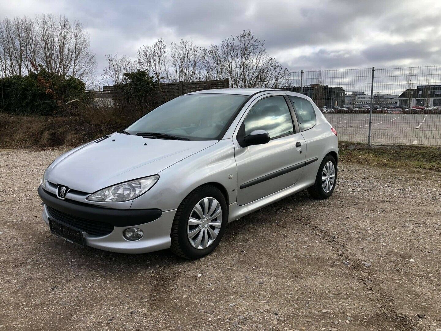 Grå Peugeot 206 fra 2002