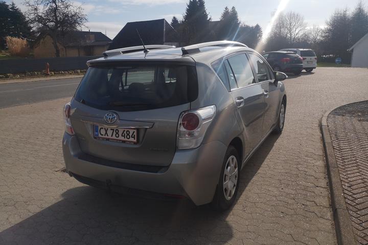 Grå Toyota Verso fra 2013