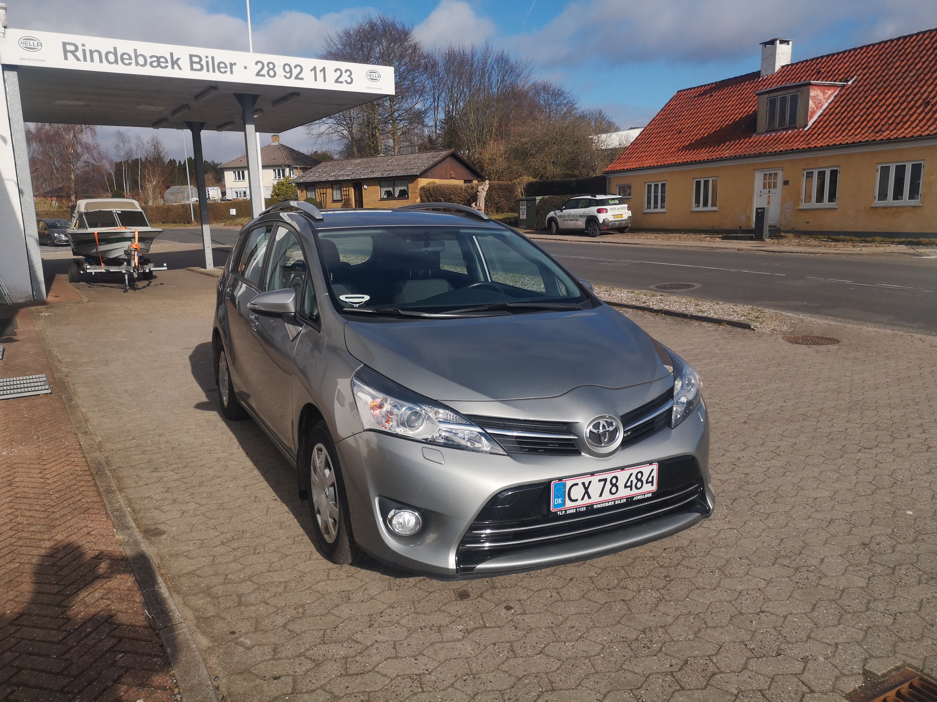 Grå Toyota Verso fra 2013