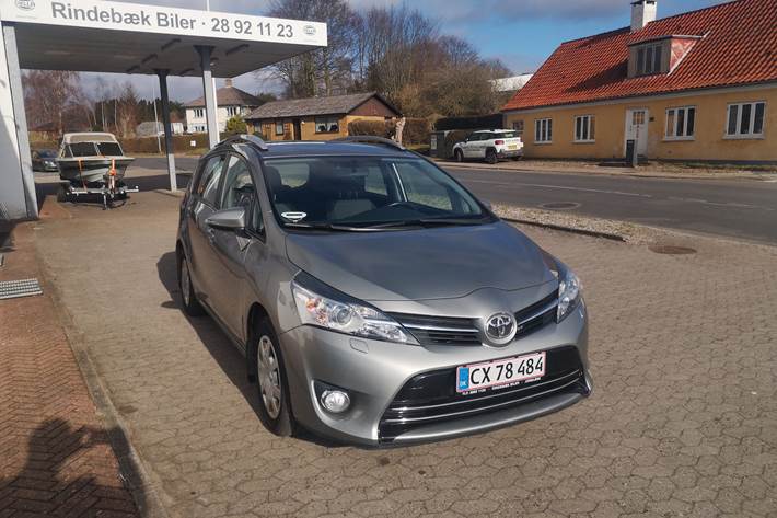 Grå Toyota Verso fra 2013