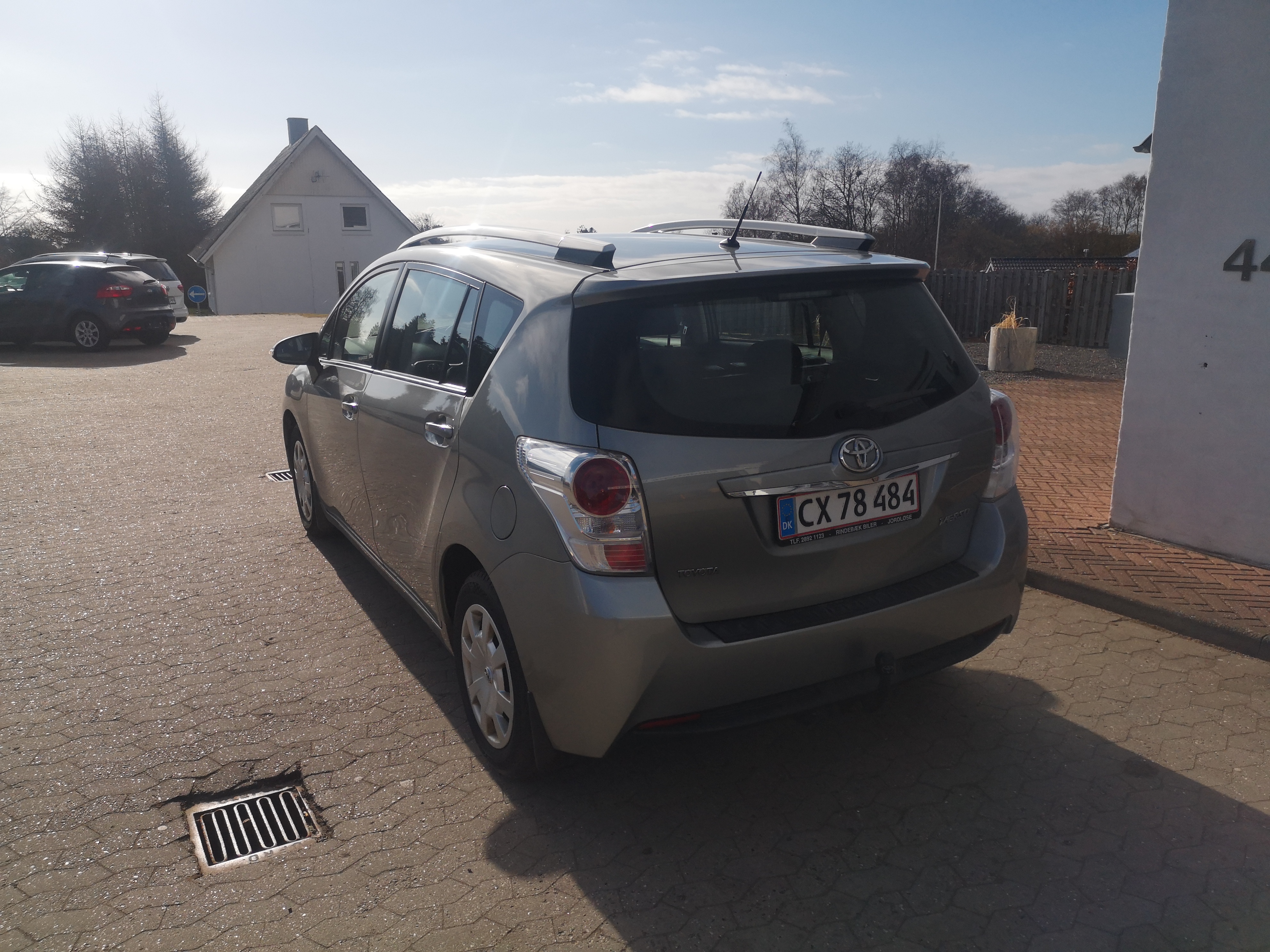 Grå Toyota Verso fra 2013
