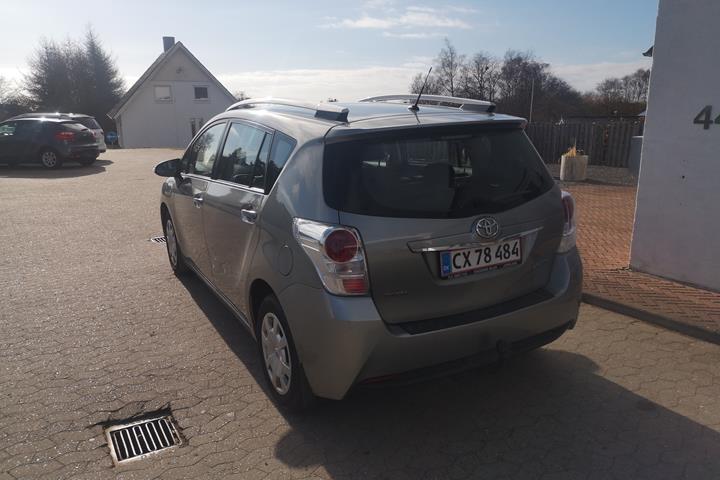 Grå Toyota Verso fra 2013