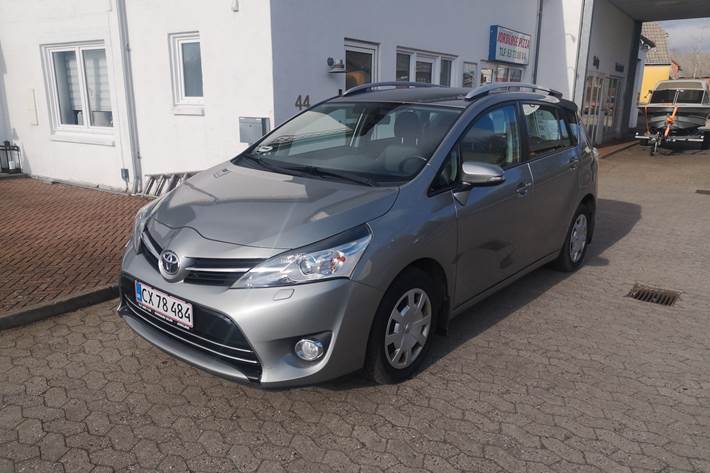 Grå Toyota Verso fra 2013