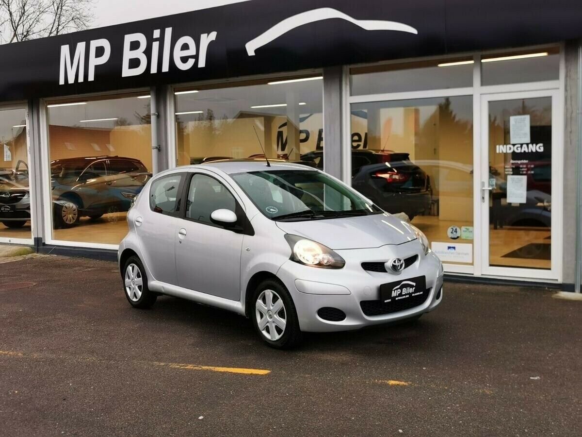 Grå Toyota Aygo fra 2009