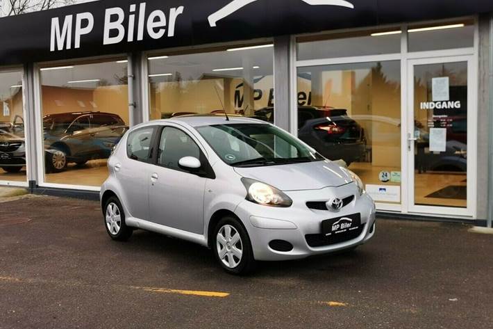 Grå Toyota Aygo fra 2009
