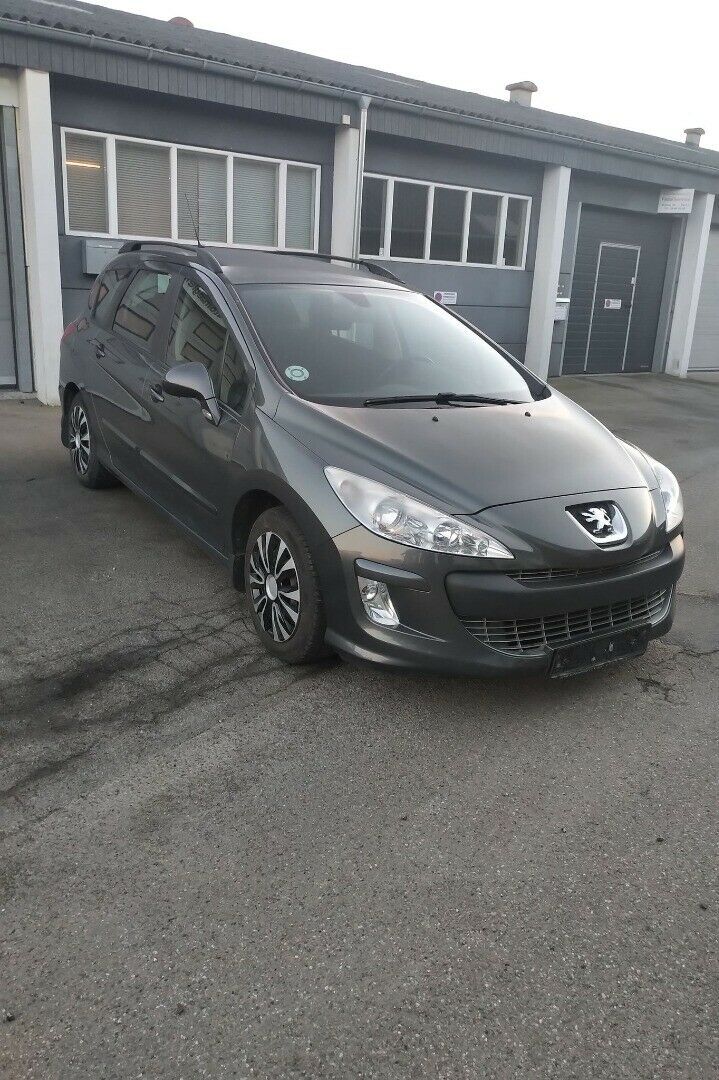 Grå Peugeot 308 fra 2011