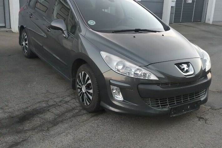 Grå Peugeot 308 fra 2011