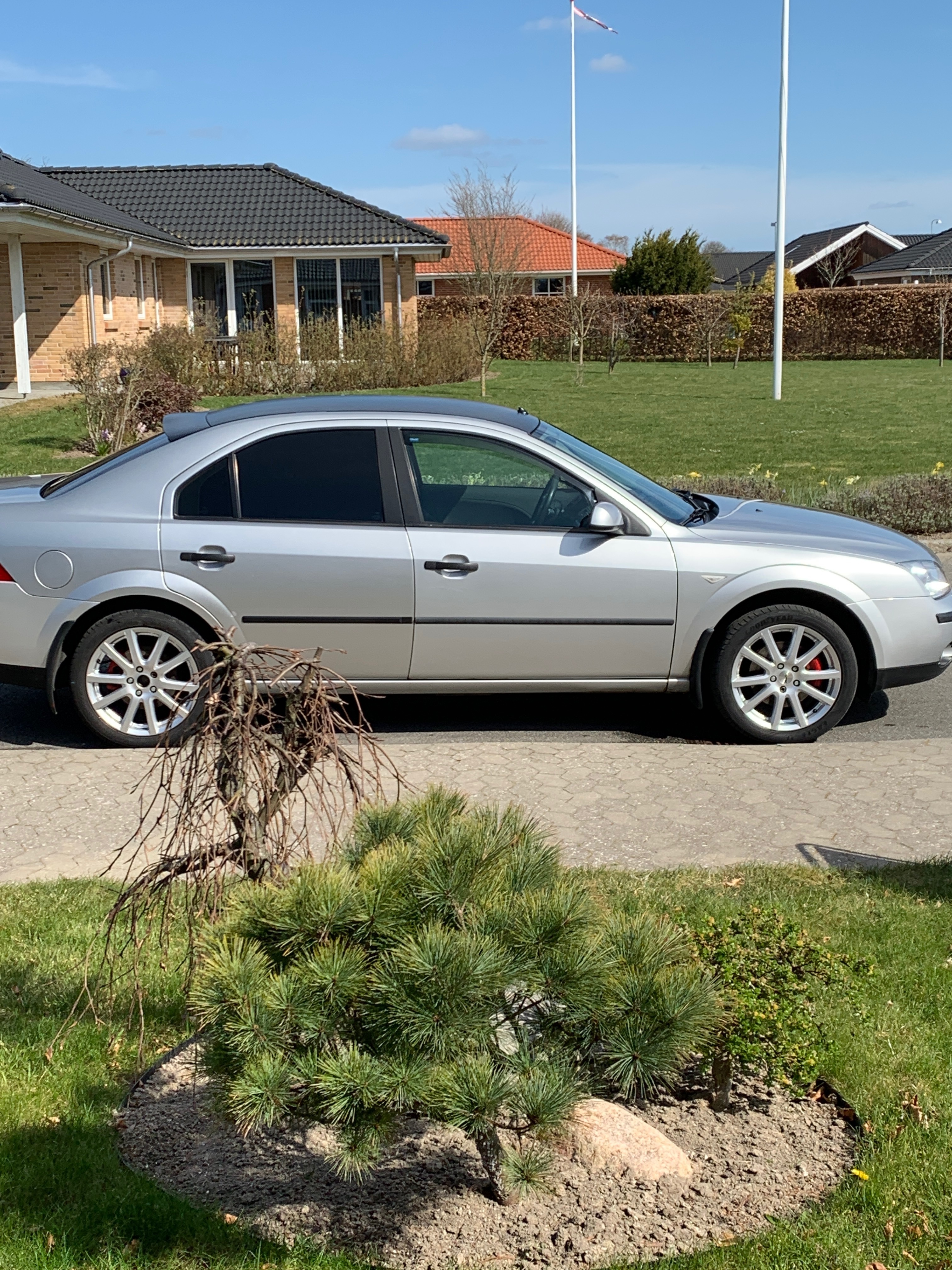 Grå Ford Mondeo fra 2002