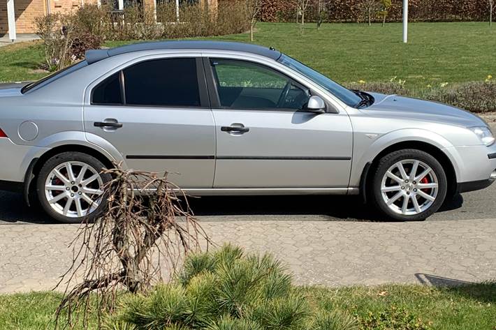 Grå Ford Mondeo fra 2002