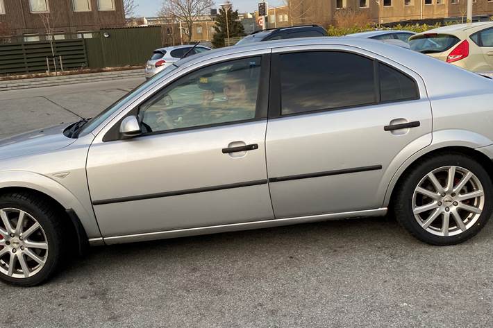 Grå Ford Mondeo fra 2002