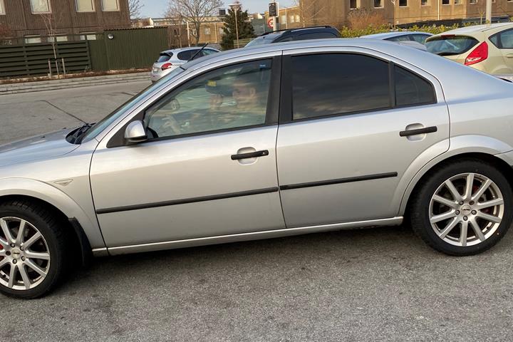 Grå Ford Mondeo fra 2002