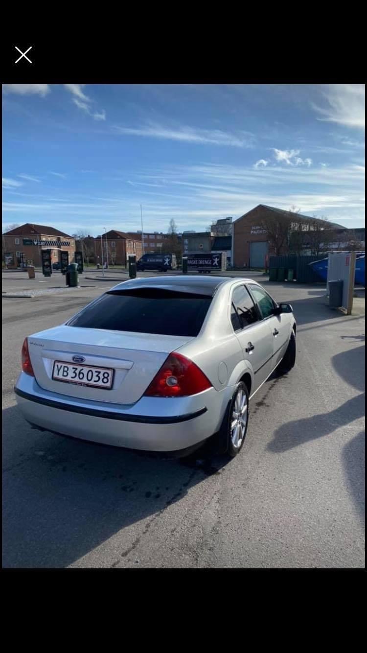 Grå Ford Mondeo fra 2002