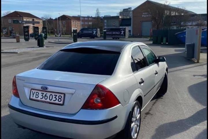 Grå Ford Mondeo fra 2002
