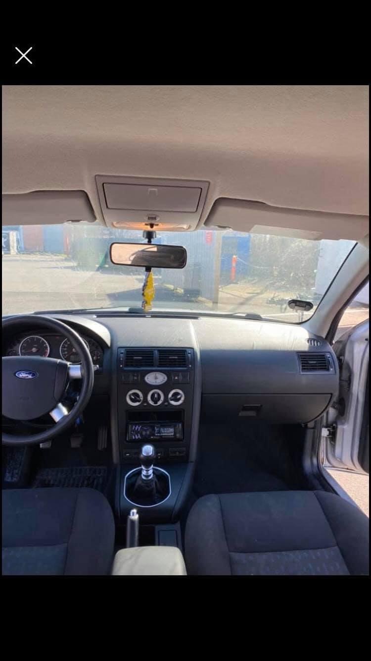 Grå Ford Mondeo fra 2002