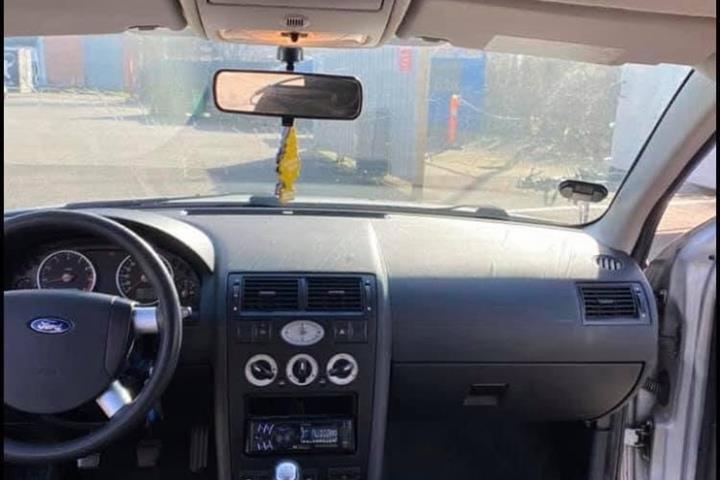 Grå Ford Mondeo fra 2002