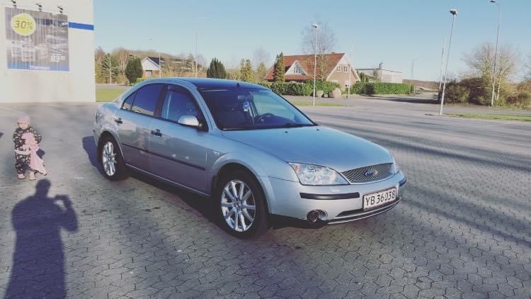 Grå Ford Mondeo fra 2002