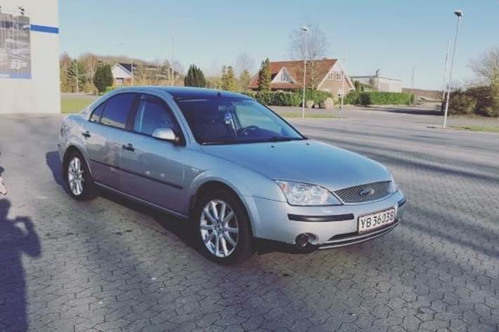 Grå Ford Mondeo fra 2002