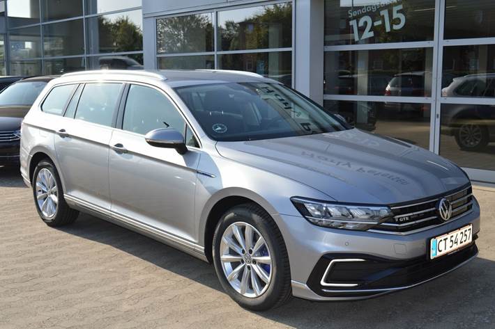 Grå VW Passat fra 2020