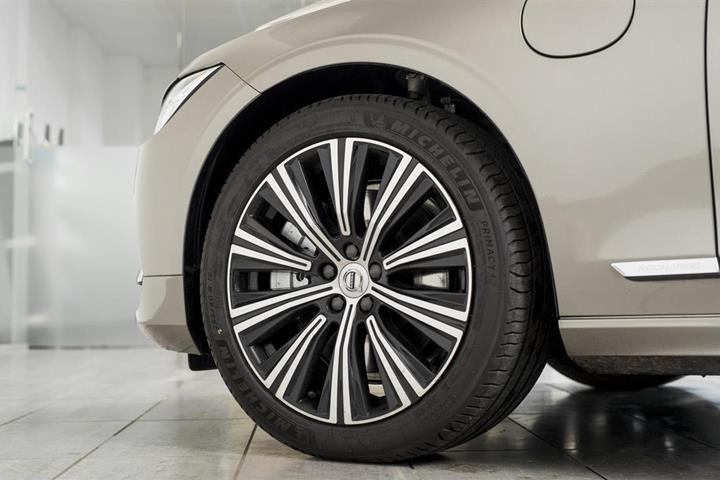 Grå Volvo V90 fra 2021