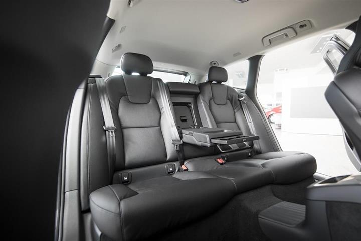 Grå Volvo V90 fra 2021