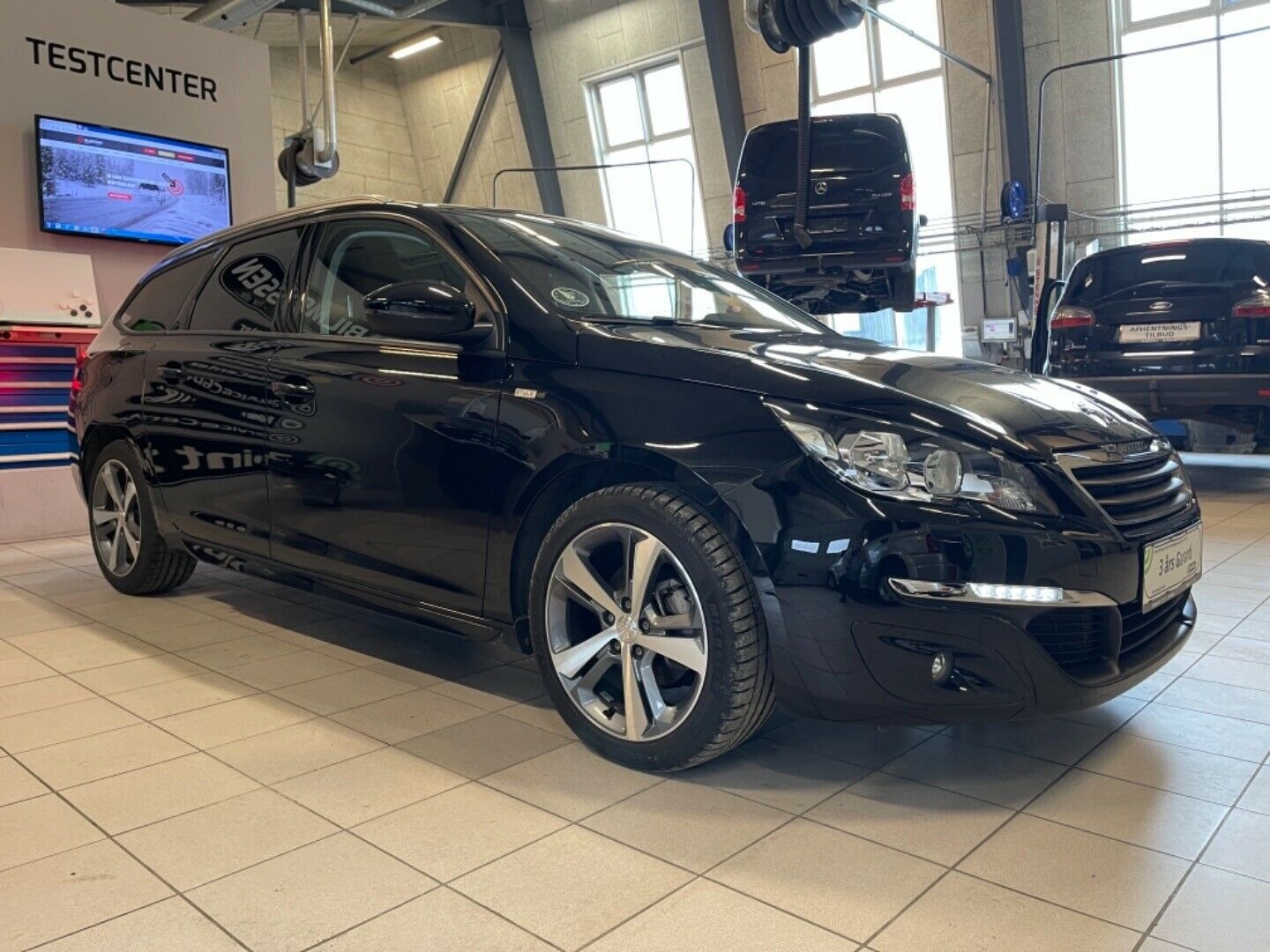 Grå Peugeot 308 fra 2017