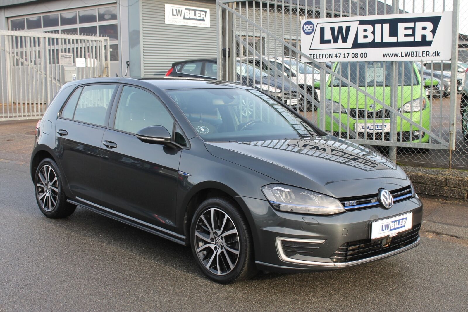Grå VW Golf VII fra 2016